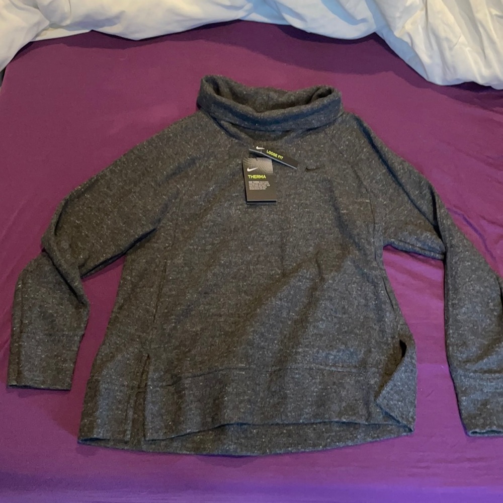 NWT small Nike Therma wear training pullover